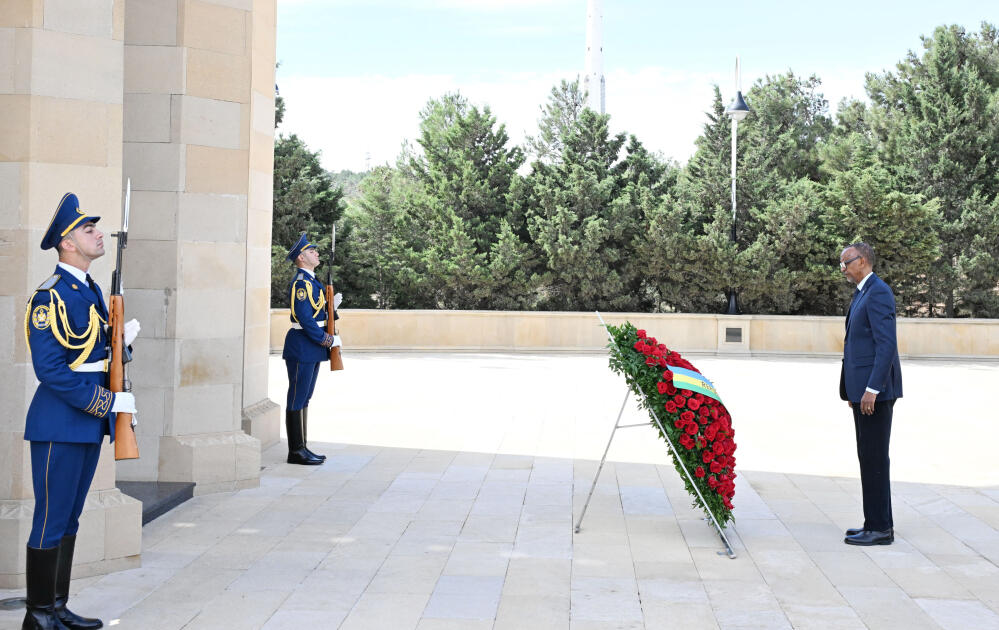 Ruanda Prezidenti Pol Kaqame Bakıda şəhidlərin xatirəsini anıb  FOTO