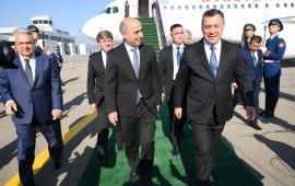 Qırğızıstan Prezidenti Azərbaycana səfərə gəlib  FOTO