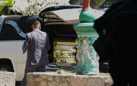 Qəbiristanlığa qızıl tabutda gətirildi 