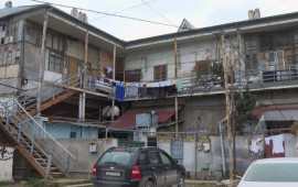 Cənazə aparılarkən pilləkən &ccedil;&ouml;kd&uuml;: K&ouml;hnə binada təhl&uuml;kəli vəziyyət 