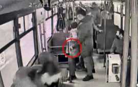 Bakıda avtobusda həmcinsinin çantasını oğurlayan qadın saxlanıldı  FOTO