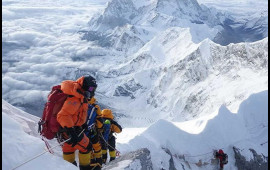 Everestdə bədbəxt hadisə: Bir alpinist ölüb, ikisi itkin düşüb