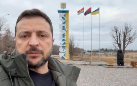 Zelenski ağır döyüşlərin getdiyi Kupyanskda 