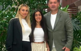 Əməkdar artist xanımı və qızı ilə 