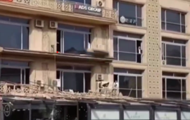 Bakıda binanın eyvanı restoranın üstünə uçdu