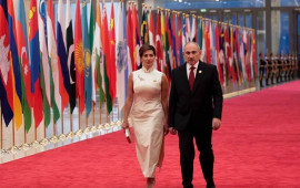 Paşinyan və xanımı zala Azərbaycan musiqisinin sədaları altında giriblər 