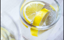 İlıq su limonla  müalicəvi və profilaktik vasitə