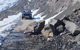 Bu yolda torpaq s&uuml;r&uuml;şməsi: Qaya par&ccedil;aları yola t&ouml;k&uuml;ld&uuml;