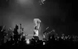 Çelik səhnədə yıxıldı  VİDEO