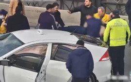 Nəsimidə ağır qəza  Yaralıları avtomobildən polis &ccedil;ıxardı 