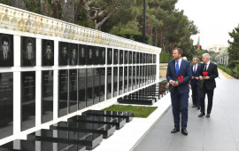 Estoniyanın xarici işlər naziri Bakıda şəhidlərin xatirəsini anıb  FOTO
