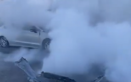 Badamdarda maşın yandı 