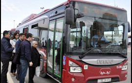 Avtobusda qadın sərnişin sürücü ilə qırğına çıxdı 