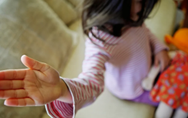 Narkotikə g&ouml;rə tutulmuşdu  5 yaşlı qızına qarşı əxlaqsız videoları &uuml;zə &ccedil;ıxdı