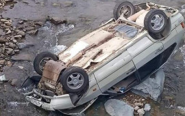 Buzlu yolda s&uuml;r&uuml;şən maşın &ccedil;aya aşdı