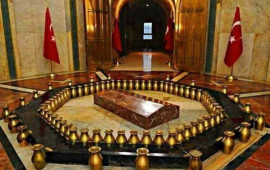 Atatürkün məzarının önündə diz çökən nazir kimdir?  Ailəsi ilə gedibmiş 