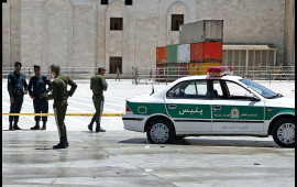 Tehranda qəzəbli etirazçılar polis maşınını belə aşırdı 