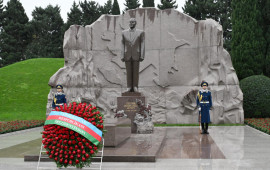 İlham Əliyev və Mehriban Əliyeva Ümummilli Lider Heydər Əliyevin məzarını ziyarət ediblər