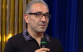 Evini satıb kəndə köçdü