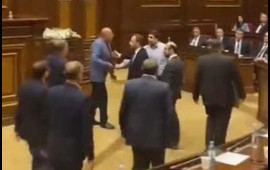 Ermənistan parlamentində yenə dava düşüb 