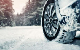 Avtomobil qayadan aşdı  Bir ailənin 3 &uuml;zv&uuml; xəsarət aldı