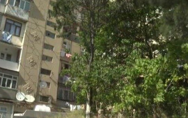 Bakıda binada ilanlar kök salıb  Sakinlər təşvişdə 
