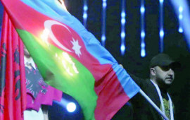 Azərbaycan bayrağını yandıran erməni