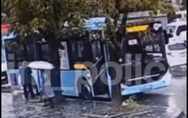 Yaşlı qadın avtobusun altında qaldı  VİDEO