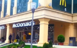 Bakıda atla “McDonalds”a gəldi, xidmət etmədilər –