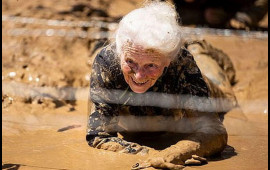 83 yaşlı qadın dünyanın ən çətin yarışında iştirakı ilə hər kəsi heyrətləndirdi 
