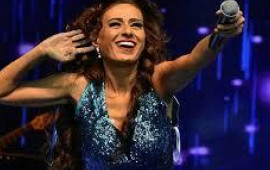 Səhnədə divanda uzanıb konsert verdi, rəqs etdi 