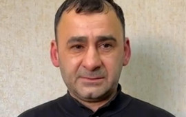 Bakıda sa&ccedil;ını kəsdirməyə gedən m&uuml;ştəriyə ŞOK &ndash; Bərbər başına torba ke&ccedil;irib... 