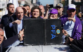 Argentina prezidentinin maşınını daşa basdılar  VİDEO