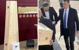 Deputat parlament iclasına tabut və kəfənlə gəldi  FOTO