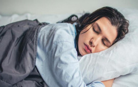 Mütəxəssislər xəbərdarlıq edir: “Tox qarına yatmaq sağlamlıq üçün risklidir”