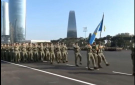 Hərbi paradda ilk dəfə yeni qoşun növü olan insansız sistem qoşunlarının parad heyəti keçib  VİDEO