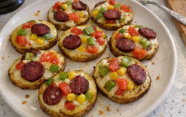 Xəmir yoğurmadan pizza ləzzəti: Sobada kartof əsaslı kolbasalı dilimlər