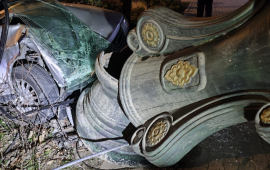 Avtomobil işıq dirəyini k&ouml;k&uuml;ndən &ccedil;ıxardı  Yaralı var 