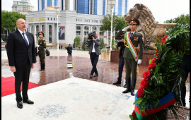 İlham Əliyev Düşənbədə İsmoili Somoni abidəsini ziyarət edib  FOTO