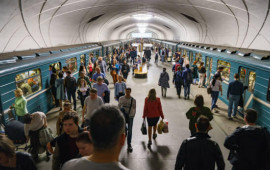 Qadını gələn metronun altına atmaq istədi: saçyolduya çıxdılar  VİDEO