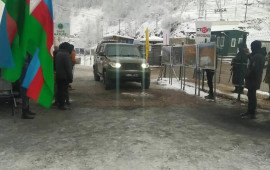 Rusiya sülhməramlılarına məxsus minik avtomobili Laçın yolundan keçib  FOTO