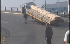 Evakuatorla taxta daşımaq istədilər, aşdı  VİDEO