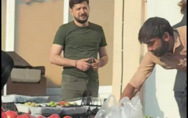 Bakıda Zelenskinin oxşarı tapıldı  Bankomantdan pul çıxardır  VİDEO