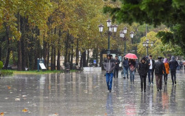 Bakıda eyni vaxtda leysan və günəşli hava