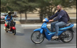 Yol polisi moped sürücülərinə xəbərdarlıq edir... 