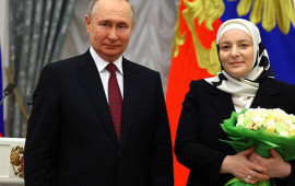 Putin Kadırovun həyat yoldaşını mükafatlandırdı