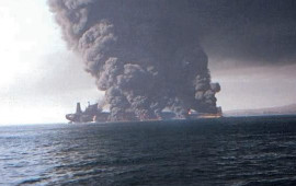 ABŞ üçün yük daşıyan gəmi vuruldu