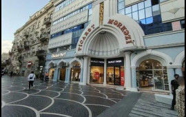 Ticarət mərkəzinin qarşısında təbii ehtiyacını ödədi: "Böyrəklərimdə problem var"