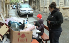 Bakıda ailə evindən çıxarıldı  Övladları küçədə dərs oxuyurlar 