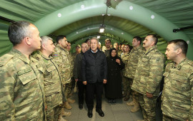 Hulusi Akar Kahramanmaraşda hərbi həkimlərimizi ziyarət edib